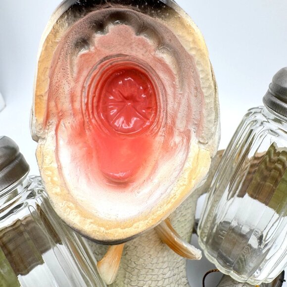 2019 Rivers Edge Bass Salt & Pepper Shaker Set Resin & Glass - Picture 10 of 14